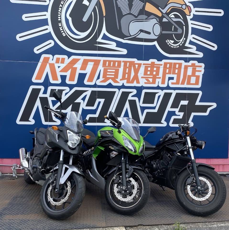 和泉市の実店舗。バイク買取専門店バイクハンターの店舗看板前に並ぶ買取車両